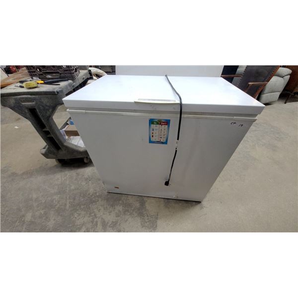 Frigidaire FFC07M3HW 6.9 Cubic Foot Chest Freezer, White