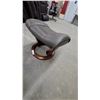 Image 5 : Ekornes Stressless Mayfair Leather Recliner Chair and Ottoman with Wooden Ring Base