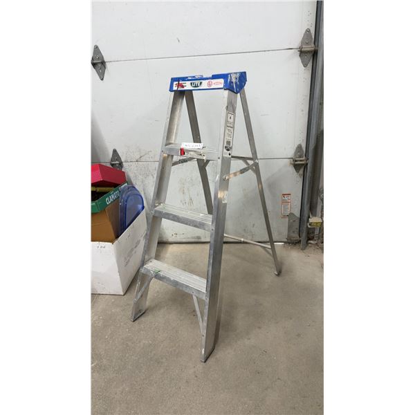 Lite 4' Aluminum Household Step Ladder, Model 5C497, 200 Pound Rating, Grade 3
