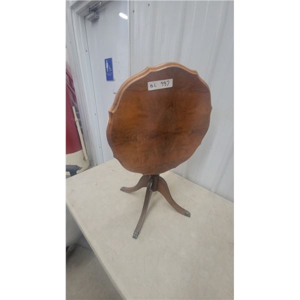 Vintage Tilt-Top Occasional Table with Scalloped Burl Top and Paw Feet