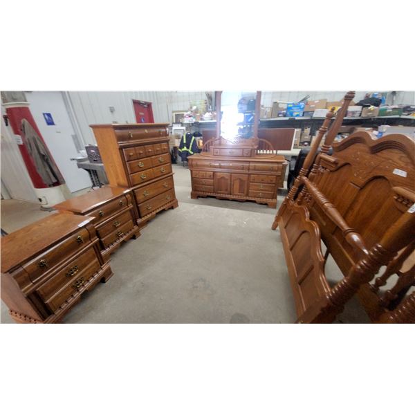 Traditional Oak Bedroom Set: Dresser, Chest, 2 Night Stands, and Bed