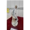 Image 5 : Lladro Hamlet Figurine, #205, Holding Skull, Seated on Tree Stump left hand finger damage