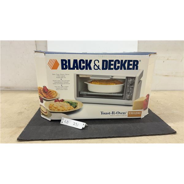 Black and Decker Toast-R-Oven TRO200 4-Slice Toaster Oven with Bake Pan. New old stock