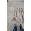 Image 4 : 7 hand yard tools rakes edger fork