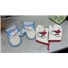 Image 10 : Assorted Umbrellas, Vintage Lynden Apple Basket, Woven Baskets, Oven Mitts, Shoe Horn