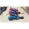 Image 3 : Assorted Umbrellas, Vintage Lynden Apple Basket, Woven Baskets, Oven Mitts, Shoe Horn