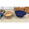 Image 4 : Assorted Umbrellas, Vintage Lynden Apple Basket, Woven Baskets, Oven Mitts, Shoe Horn