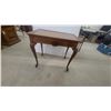 Image 1 : Queen Anne Style Side Table with Shell Carving and Cabriole Legs 25”×28”×18”