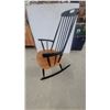 Image 2 : Mid-Century Comb-Back Windsor Rocking Chair with Black Frame and Natural Saddle Seat
