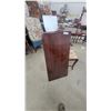 Image 5 : Mahogany Pedestal Dining Table with 4 Lyre-Back Chairs and Leaf