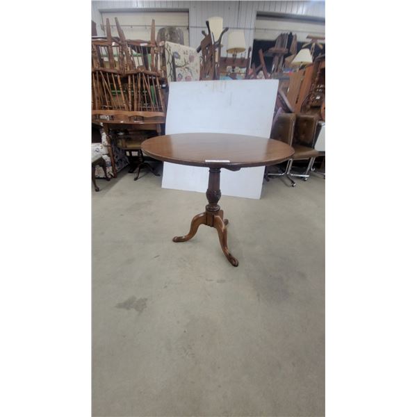 Antique Queen Anne Style Round Pedestal Table with Tripod Cabriole Legs 28” High 32” diameter tilt