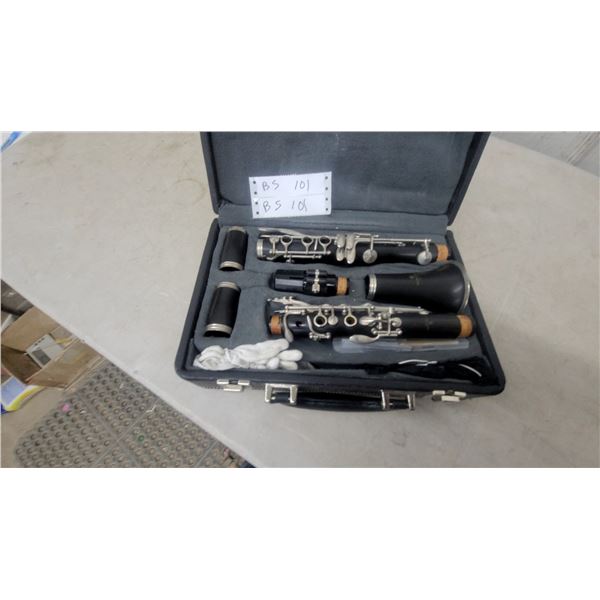 Young Chang YCL-300 Student B-Flat Clarinet in Hard-Shell Case