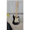 Image 2 : Behringer iAXE393 Black Electric Guitar with Maple Neck, White Pickguard and Soft Gig Bag