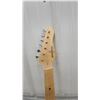 Image 5 : Behringer iAXE393 Black Electric Guitar with Maple Neck, White Pickguard and Soft Gig Bag