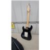 Image 6 : Behringer iAXE393 Black Electric Guitar with Maple Neck, White Pickguard and Soft Gig Bag