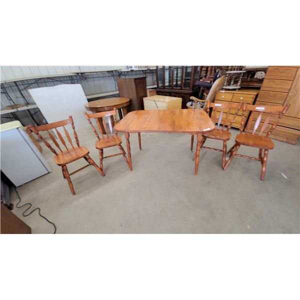 Oak Dining Table with 6 Spindle Back Chairs 30”×49”×36”