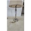 Image 4 : Pair of Brushed Nickel Table Lamps with Beige Fabric Shades