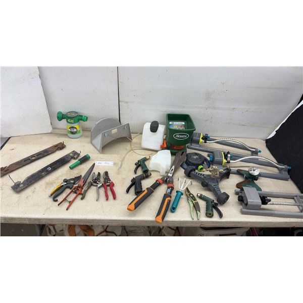 Scotts Turf Builder Handheld Broadcast Spreader, Garden Tools, Sprinklers, Pruners, Mower Blades