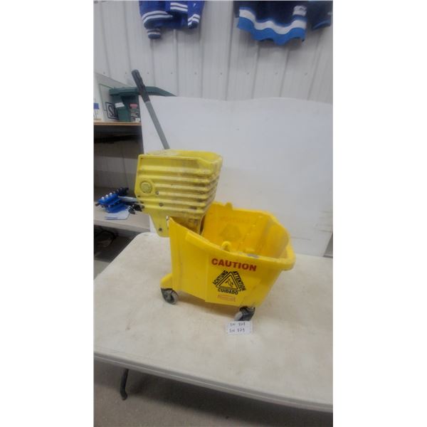 Rubbermaid Commercial Mop Bucket and Wringer with "CAUTION" and "ACHTUNG" Labels rolling