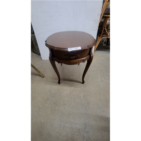French Provincial Style Oval Side Table with drawer 22”×28”×20”