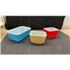 Image 4 : Vintage Pyrex Mixing Bowls and Refrigerator Dishes