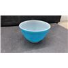 Image 7 : Vintage Pyrex Mixing Bowls and Refrigerator Dishes