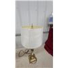 Image 5 : Pair of Brass Urn-Style Table Lamps with White Fabric Shades