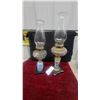 Image 10 : Pair of Antique Oil Lamps with Glass Chimneys and Painted Ceramic Bases