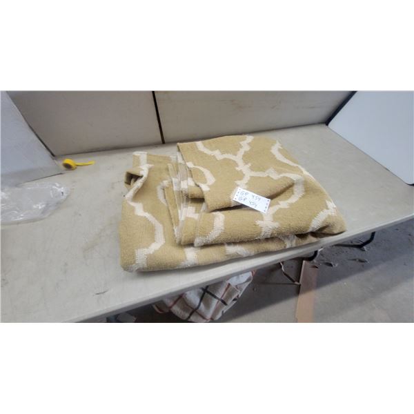 80% wool area rug Beige and White Geometric Pattern Rug, 8' x 10' clean