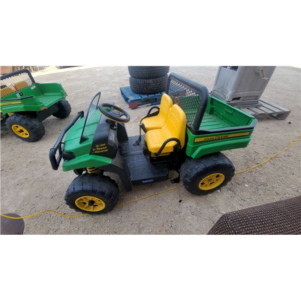 John Deere Gator 4 × 4 Ride-On Toy, 2-Speed and Reverse, with Dump Bed and 2 Yellow Seats battery