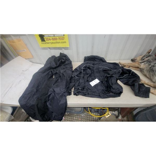 Wetskins Black 2 pc. Motorcycle Rain Suit adj. Waist 2 l jacket 1 l pants