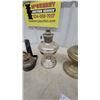 Image 4 : Lot of 4 Kerosene Lamps: 3 Silver-Tone Aladdins and 1 Wall-Mount Lamp
