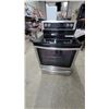 Image 1 : Whirlpool Stainless Steel Stove with Glass Cooktop and Digital Controls