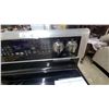 Image 4 : Whirlpool Stainless Steel Stove with Glass Cooktop and Digital Controls