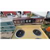 Image 3 : 2 Vintage Stoves: Brown Connoisseur and Harvest Gold Westinghouse