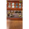 Image 7 : Vintage Mid-Century Men's Leather Accessory Box with Cufflinks, Tie Clips
