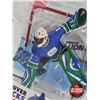 Image 2 : NHL Action Figure : Roberto Luongo - Canucks (McFarlane Toys) (Certified NHL) (Package Measures : 9-