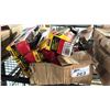 Image 1 : BOX OF *NEW* RUBBERMAID POLYPROPYLENE 18" MEDIUM FLOOR SWEEPS