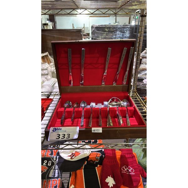 ONEIDA CRAFT STAINLESS STEEL FLATWARE SET IN CASE