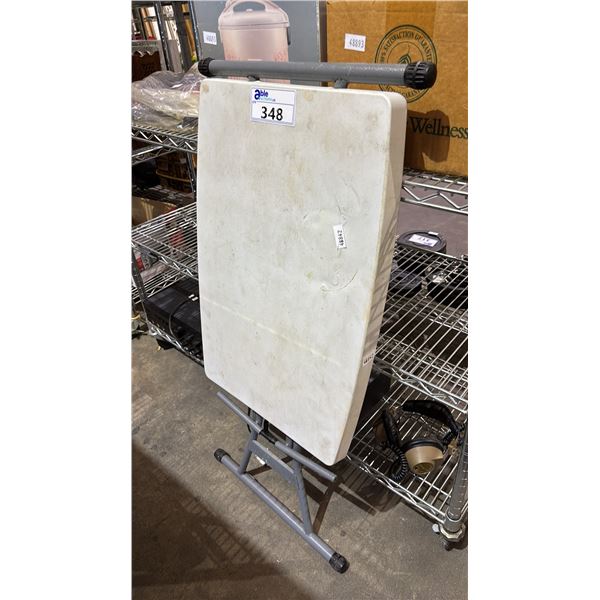 PLASTIC FOLDING TABLE WITH METAL BASE