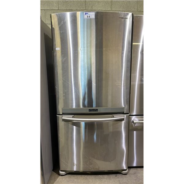 SAMSUNG 32" STAINLESS STEEL SWING DOOR FRIDGE WITH BOTTOM FREEZER: *DIGITAL DISPLAY NOT WORKING*