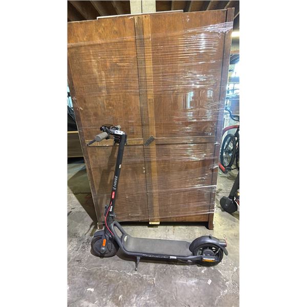 NAVEE V25 PRO ELECTRIC SCOOTER *NO CHARGER/POWERS ON*