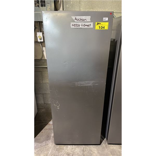 HISENSE 22" W STAINLESS STEEL SWING DOOR CONVERTIBLE FRIDGE/FREEZER