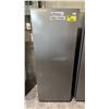 Image 1 : HISENSE 22" W STAINLESS STEEL SWING DOOR CONVERTIBLE FRIDGE/FREEZER