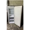 Image 2 : HISENSE 22" W STAINLESS STEEL SWING DOOR CONVERTIBLE FRIDGE/FREEZER