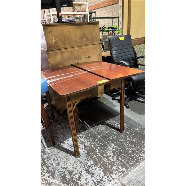 WOODEN DINING TABLE *LEAF ISSUE DOES NOT CLOSE*