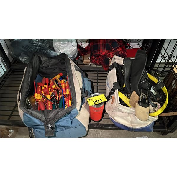 SHELF OF ASSORTED ITEMS INCLUDING; FALL ARREST HARNESS, MILWAUKEE PACKOUT THERMOS & TOOLBAG OF