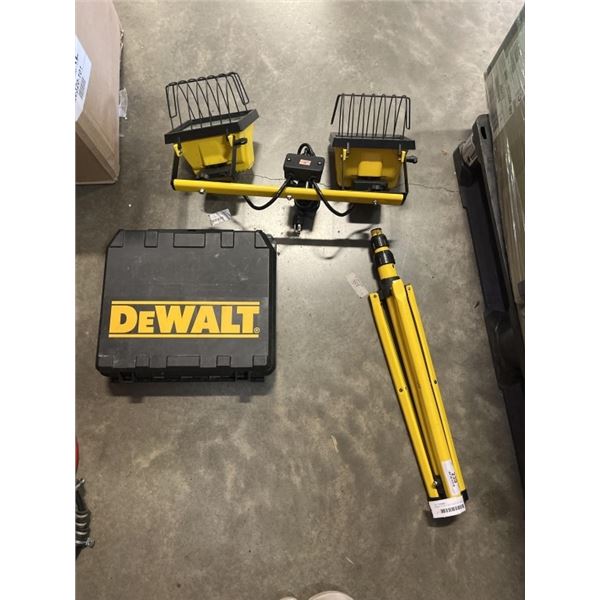 DEWALT HEAVY DUTY ELECTRIC DRILL IN CASE AND DOUBLE WORKLIGHT ON STAND, BOTH WORKING