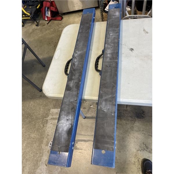 2 FOLDING SAW HORSES