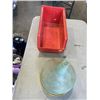 Image 5 : 2 TOTES OF MISC TOOLS AND TROWELS